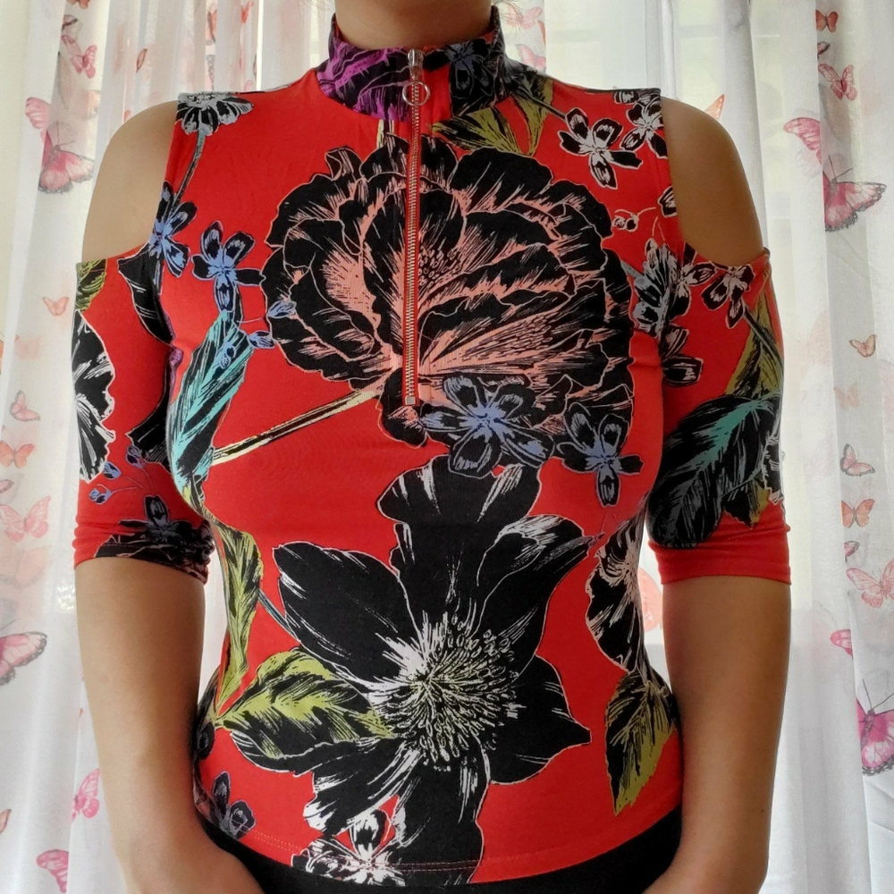 GUESS❔ floral zip mock neck cold shoulder top ❤